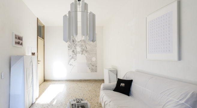 view-of-the-exhibition-installed-inside-an-apartment-in-ignazio-gardellas-casa-alle-zattere_27156444486_o-657x360