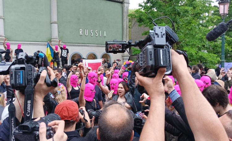 Cointestazione-delle-Pussy-riot-davanti-al-Padiglione-della-Russia.-Foto-di-Alessandro-Colombo