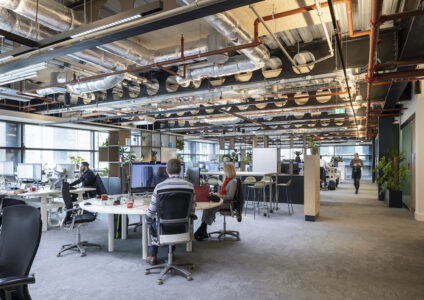 Gli elementi chiave del design neuroinclusivo includono, nel nuovo ufficio di ARUP a Birmingham, la sequenza e la suddivisione in zone degli spazi, la presenza di ambienti diversificati, una strategia di sedute flessibile, ambienti acusticamente studiati, illuminazione adattiva, elementi biofilici e spazi dedicati all’interazione e al coinvolgimento della comunità, Arup Office at One Centenary WayBirmingham, United Kingdom