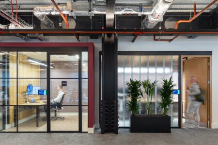 Gli elementi progettuali flessibili includono anche un equilibrio tra spazi aperti e chiusi, ambienti trasparenti e stanze private, Arup Office at One Centenary Way
Birmingham, United Kingdom